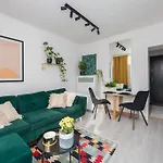 Spacious Studio With Park View